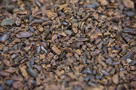 Fabrication du chocolat : Concassage du cacao